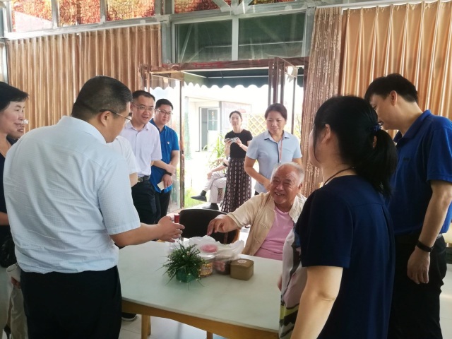 中國國際經濟交流中心黨委副書記、信息部部長姜春力帶領調研組到我區調研健康養老工作