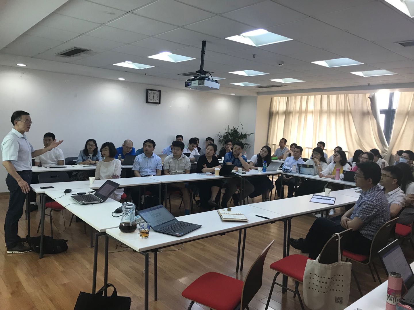 陳昭全教授受邀回到南京大學(xué)商學(xué)院舉行學(xué)術(shù)講座和交流